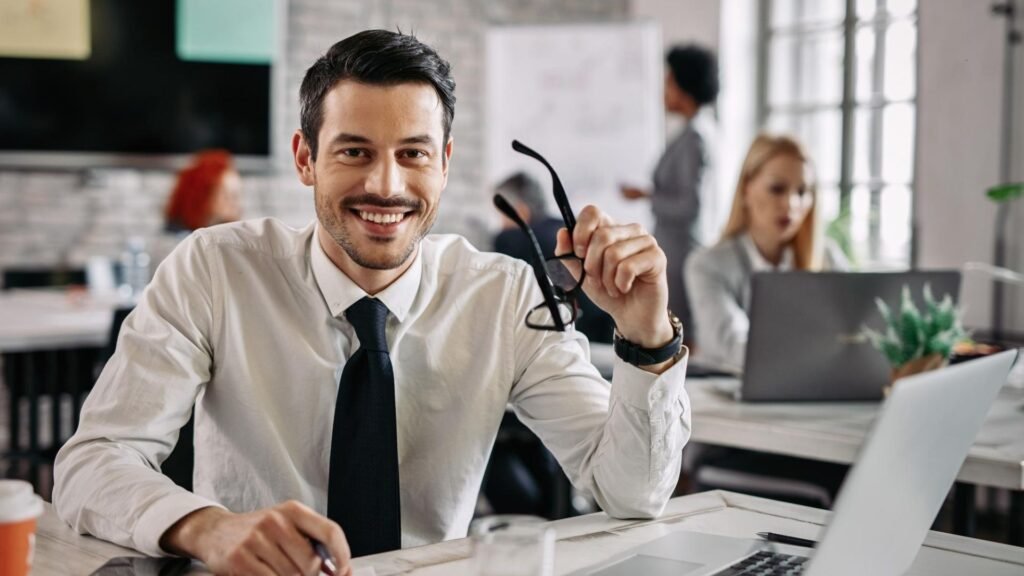 Un team aziendale collaborativo che rappresenta un ambiente di lavoro positivo e attrattivo.