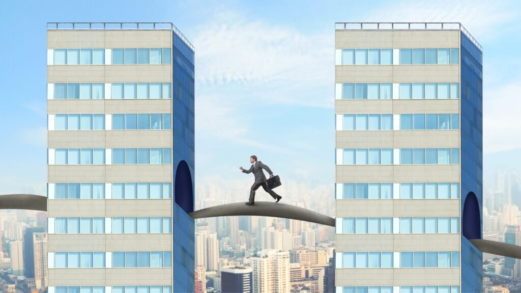Líder empresarial cruzando un puente entre dos edificios de oficinas, como símbolo del liderazgo y el camino hacia el crecimiento futuro.